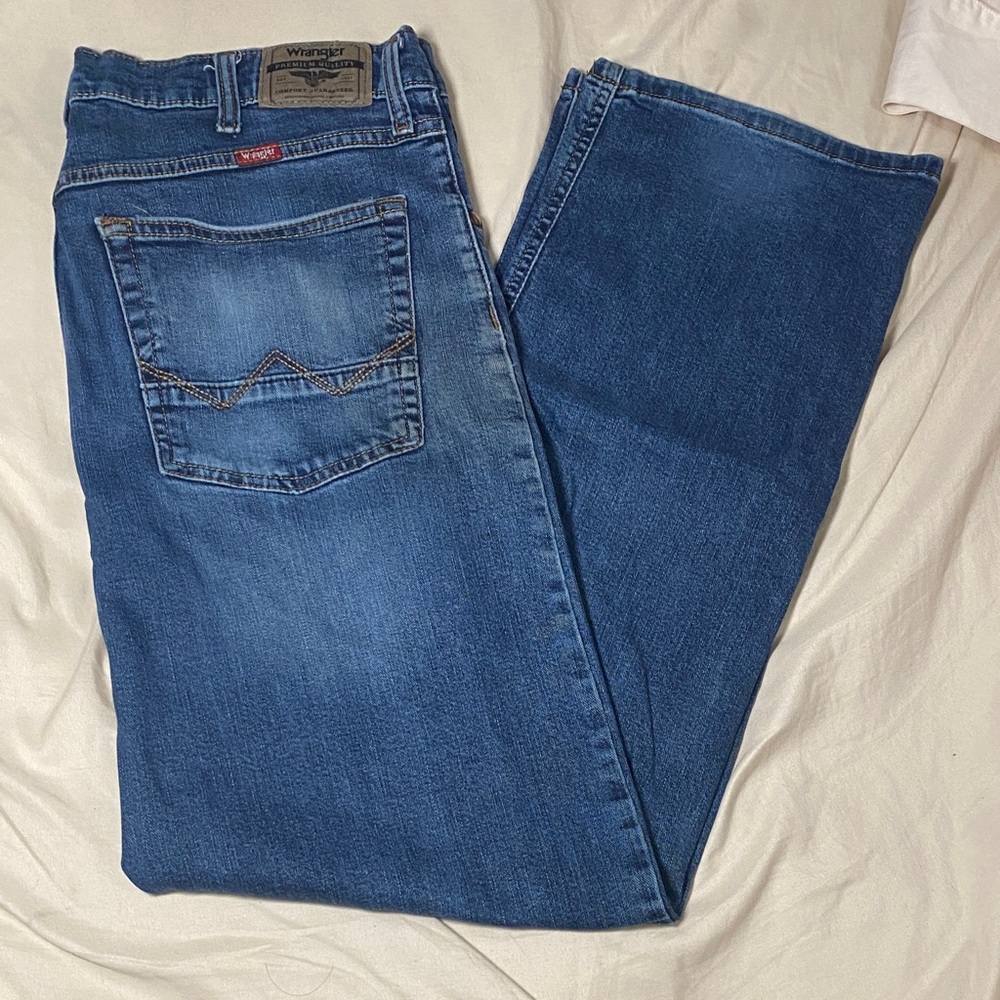 Wrangler Men's Classic Indigo Relaxed Jeans